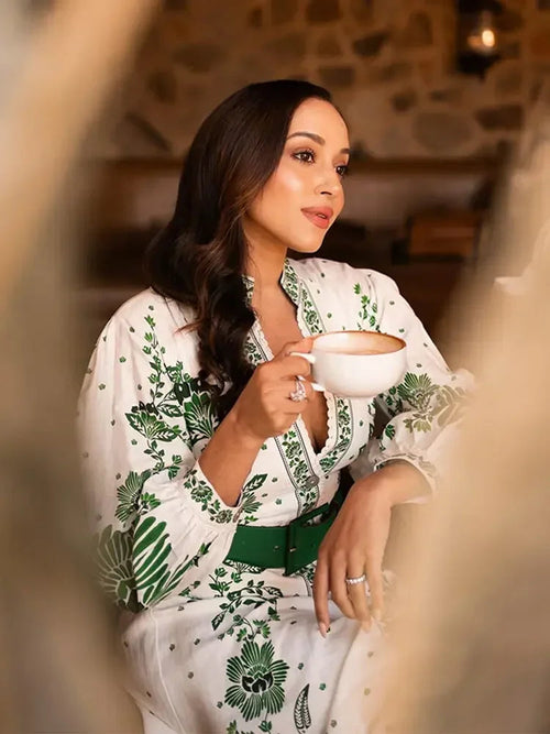 Robe longue bohème Alia : coupe fluide, motifs élégants, tissu coton. Idéale pour mariage champêtre, été. Du S au L. Livraison France, Belgique, Suisse.